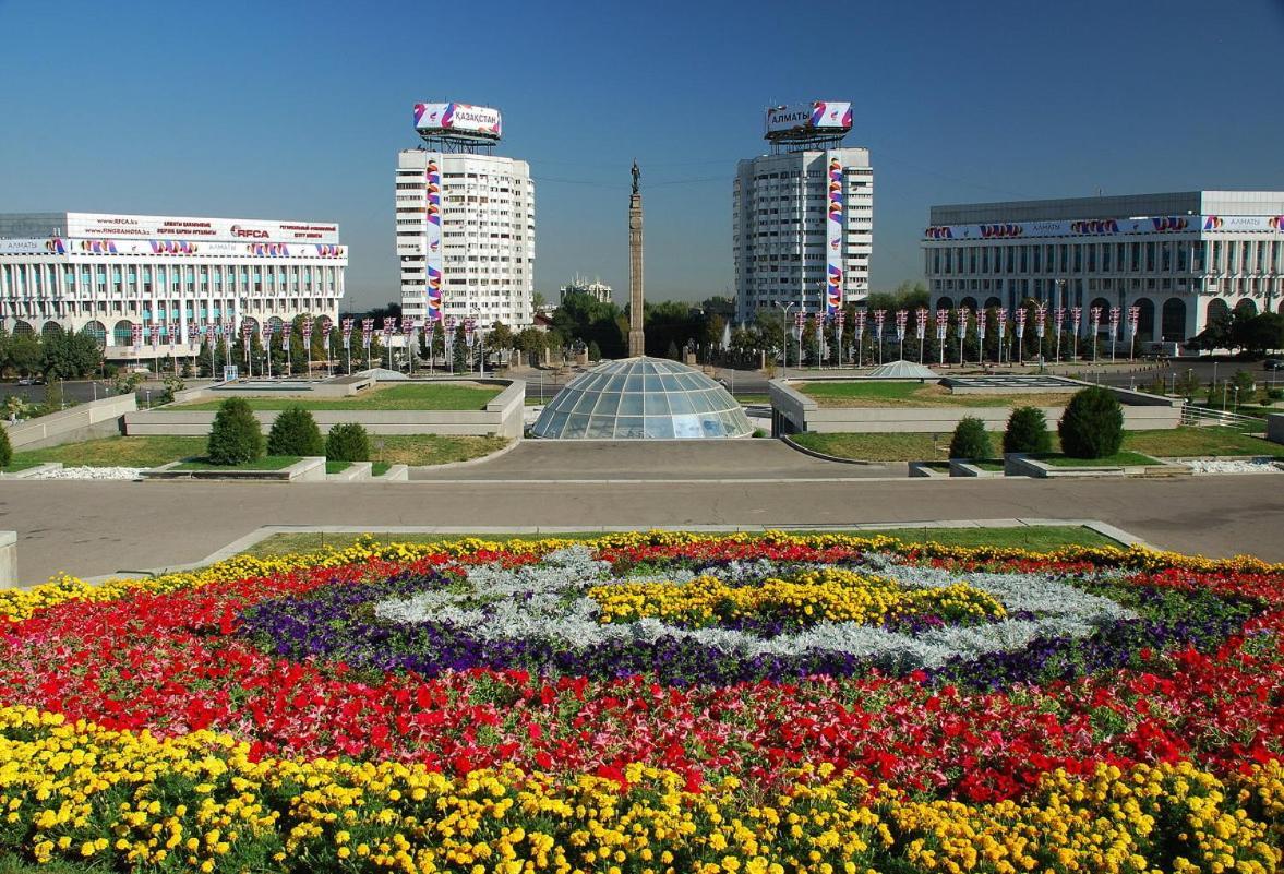 Nadezhda Apartments In Touristic Area, On The Dostyk Avenue 89 Alma-Ata Exteriör bild